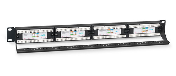 Патч-панель 19 (1U), 24 портов RJ-45, категория 6, Dual IDC, с задним кабельным организатором.<br />Вид в сборе.